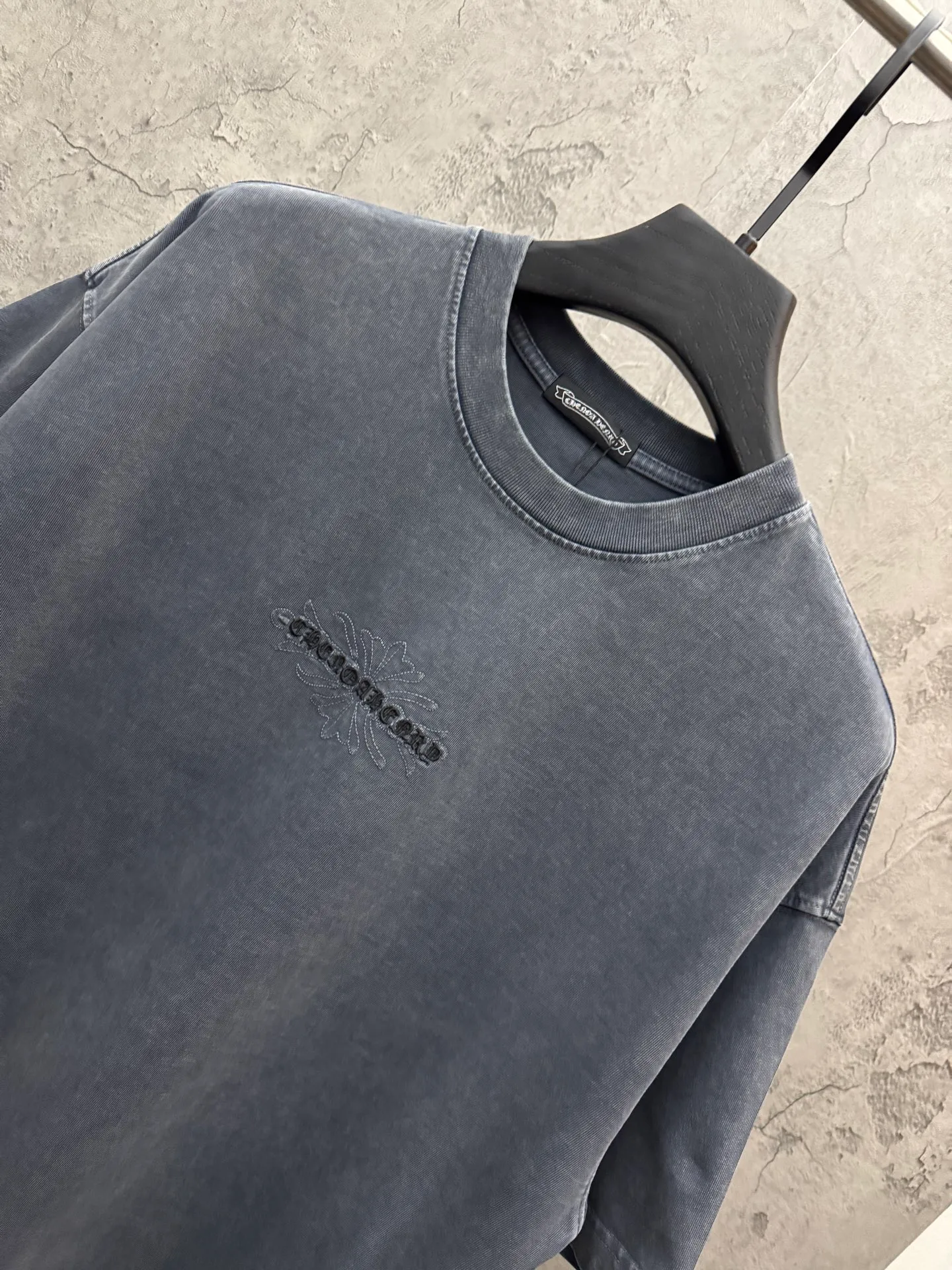 P230 top version, real shot without P, ​​different from market currency) 𝗖𝗵𝗿𝗼𝗺𝗲 𝗛𝗲𝗮𝗿𝘁𝘀/Cro Heart 2026 Spring New Original Single Counter American Washed 3D Three-dimensional Embroidered Couple Short Sleeves 👑The highest version! Customized fabric 320 grams, washed and fried. Best-selling model at the counter. Very comfortable to wear. Accessories: Original molded and authenticated collar label➕100% silk wash label. Genuine purchase-grade original hangtag➕matching hanging rope➕3D hanging beads➕original packaging bag. Craftsmanship: The original version has consistent wiring! The highest version of the armhole matching technique! Color: Gray Size: S M L XL Style No.: 6605
